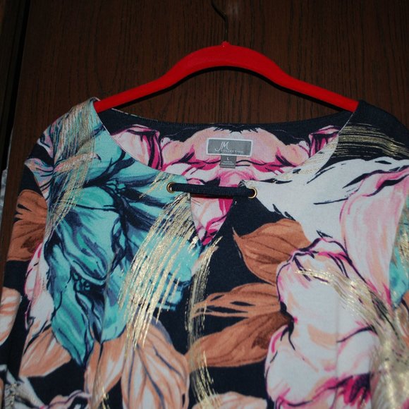 3/$30 - Floral Top w/Front Keyhole & Gold Striping - L - Picture 6 of 12